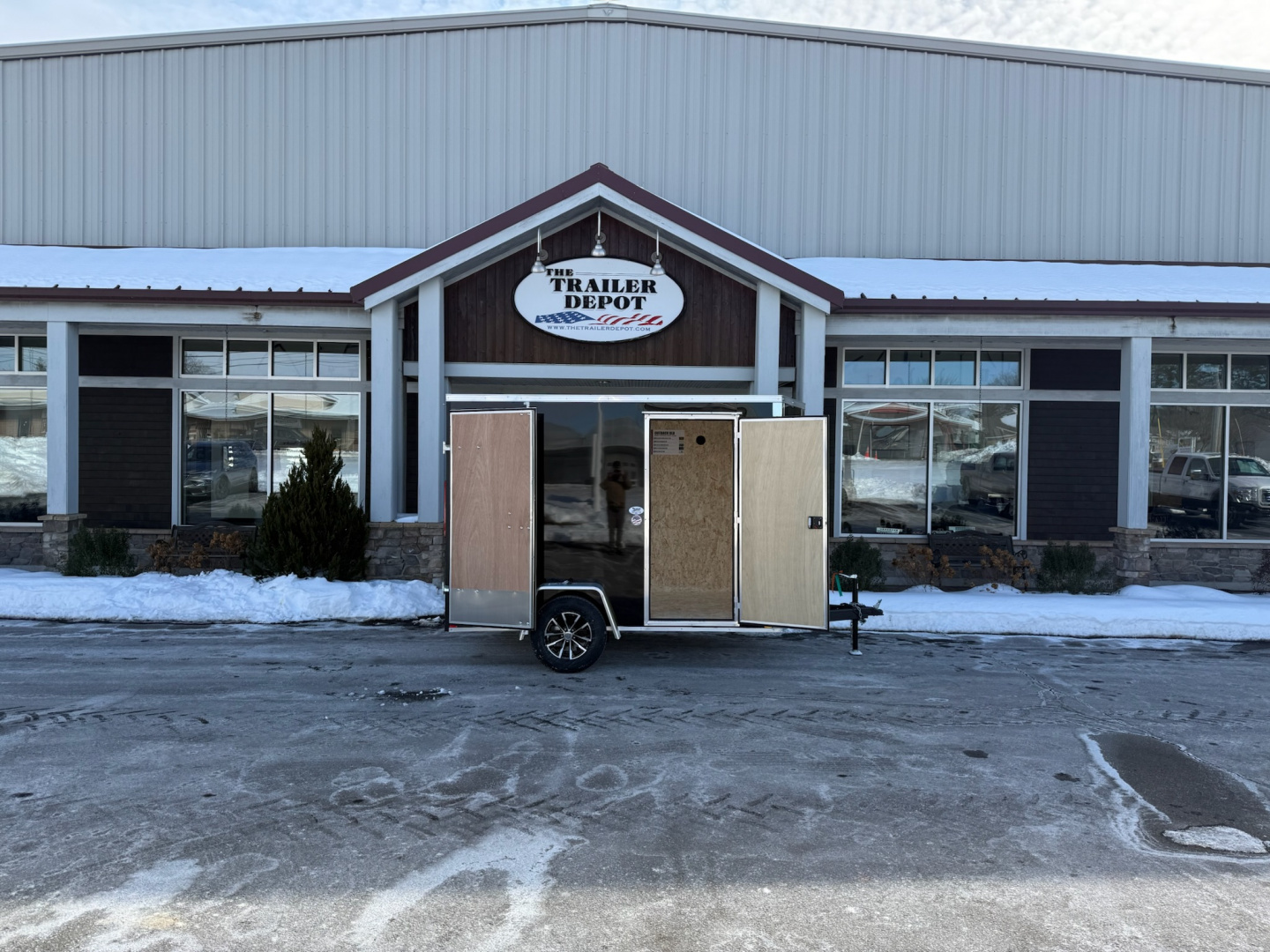 New Pace American 6′ X 10′ + V-NOSE ENCLOSED CARGO TRAILER WITH BARN DOORS 2.9K