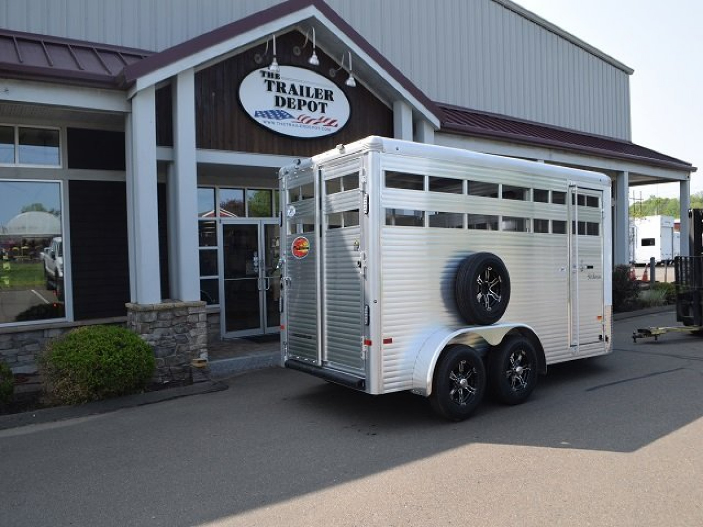 New Sundowner 6’9″ X 16′ LIVESTOCK TRAILER