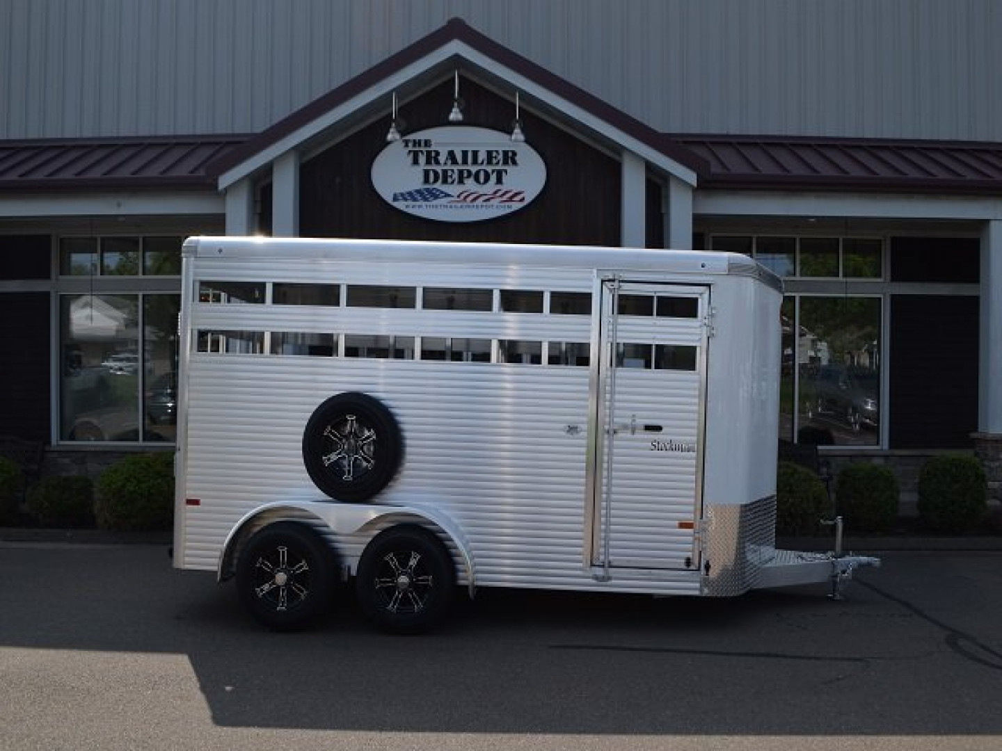 New Sundowner 6’9″ X 16′ LIVESTOCK TRAILER