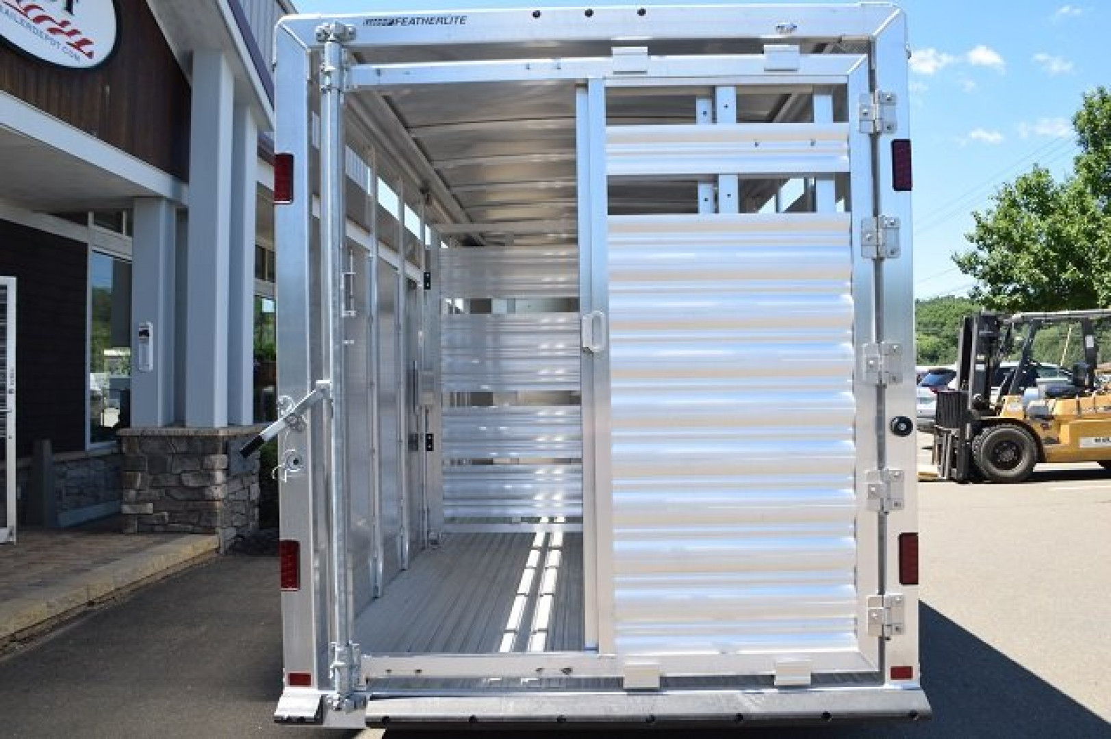 New FEATHERLITE 6’7″ X 16′ LIVESTOCK BUMPER PULL TRAILER