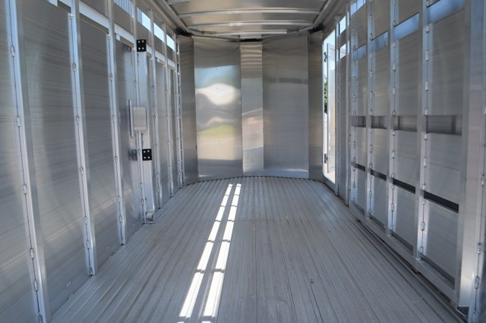 New FEATHERLITE 6’7″ X 16′ LIVESTOCK BUMPER PULL TRAILER