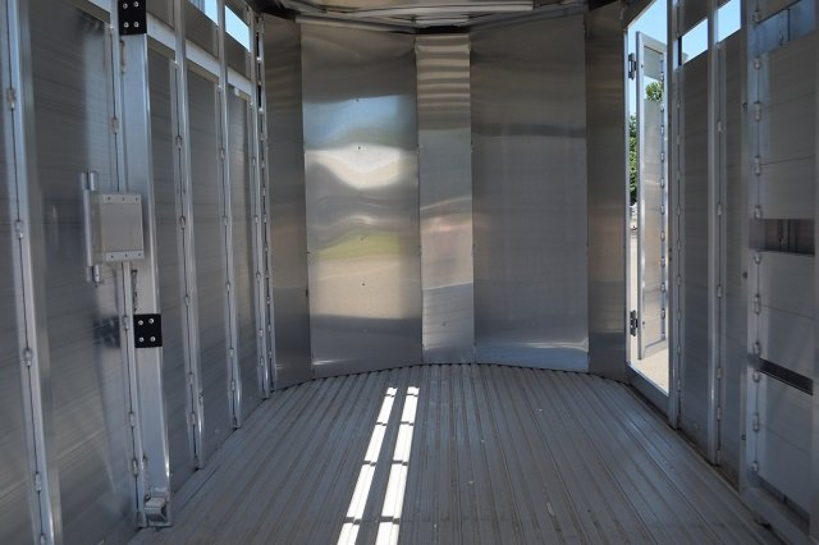 New FEATHERLITE 6’7″ X 16′ LIVESTOCK BUMPER PULL TRAILER