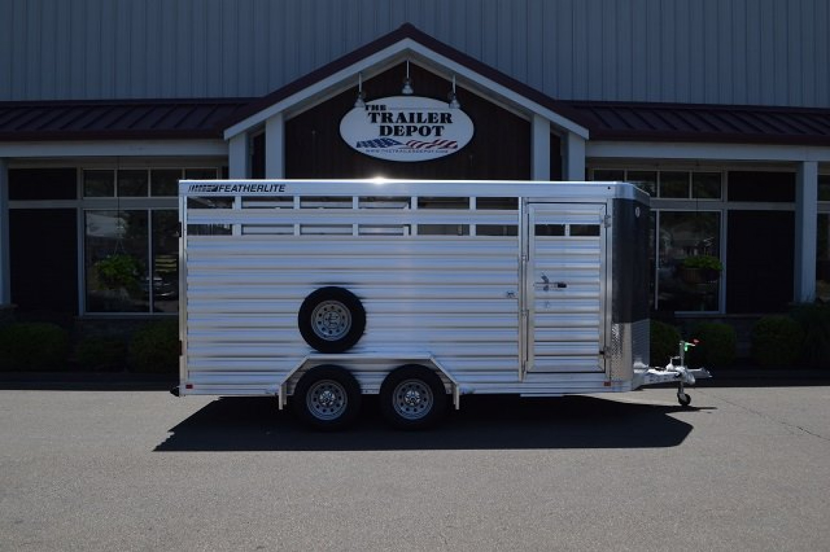 New FEATHERLITE 6’7″ X 16′ LIVESTOCK BUMPER PULL TRAILER