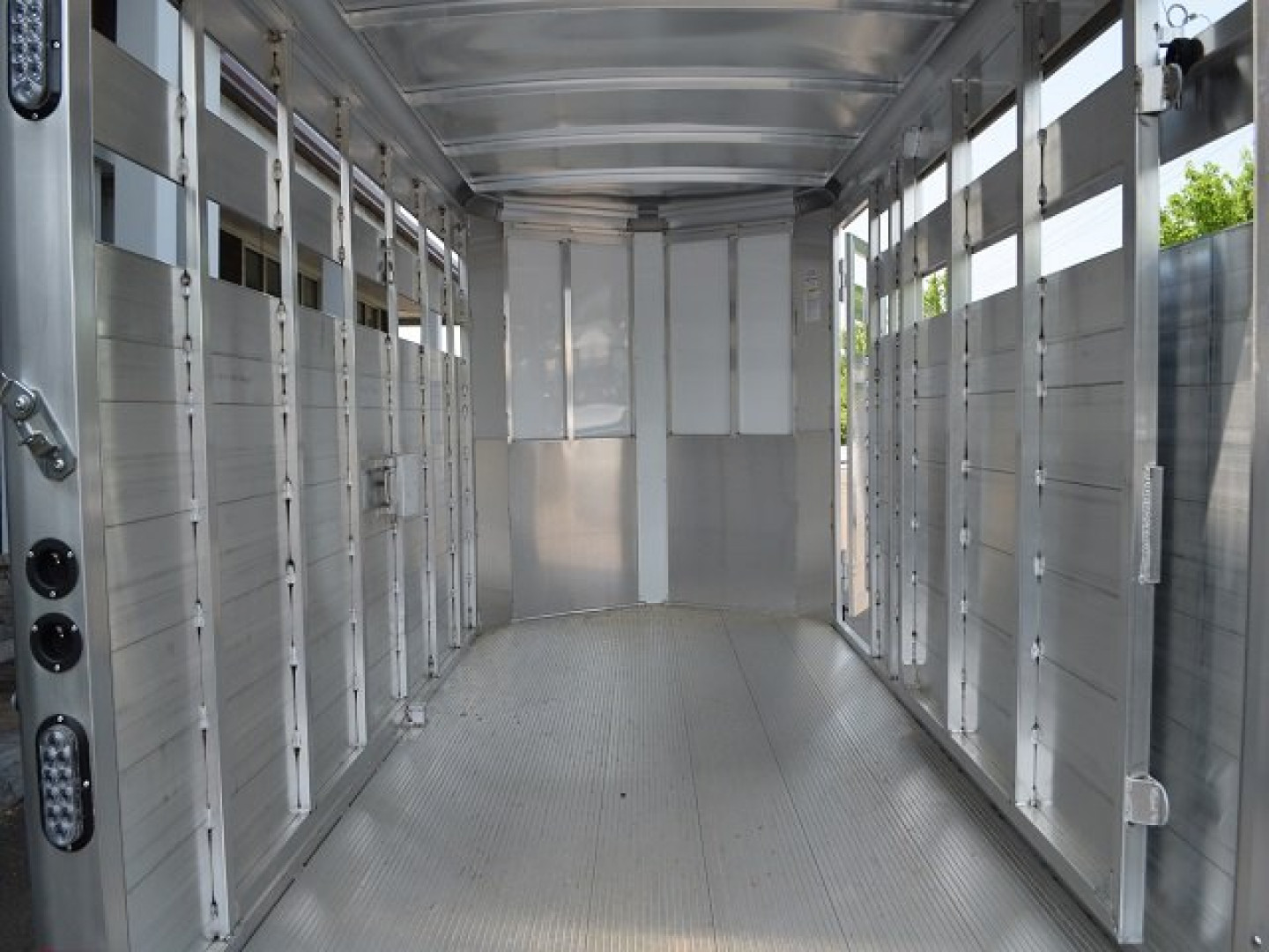 New Sundowner 6’9″ X 16′ LIVESTOCK TRAILER