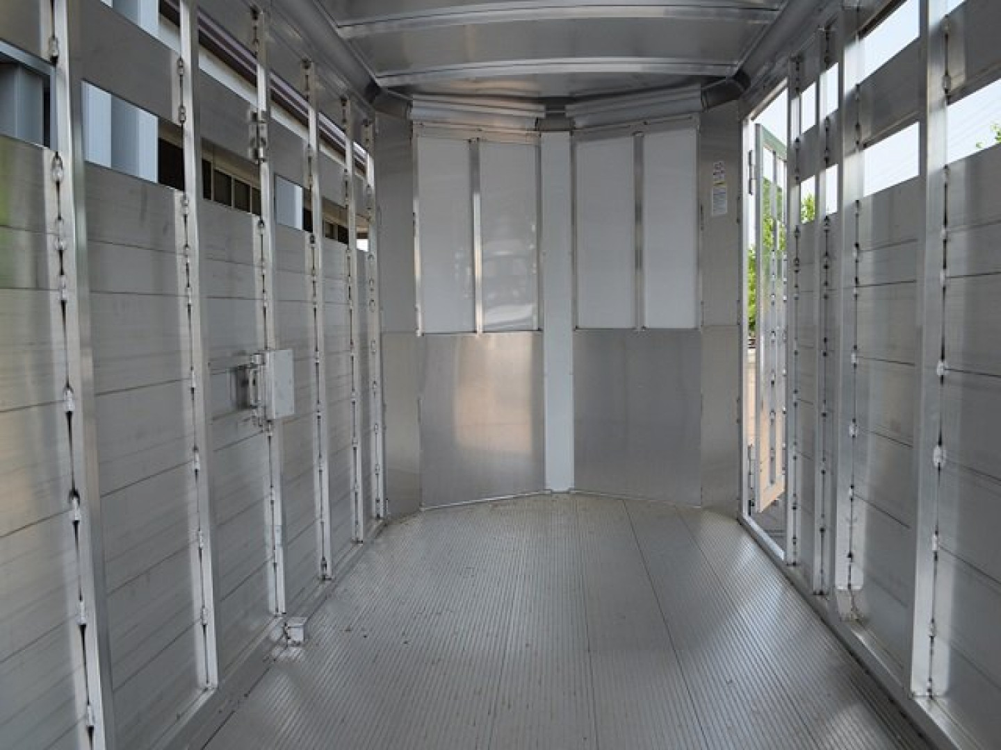 New Sundowner 6’9″ X 16′ LIVESTOCK TRAILER