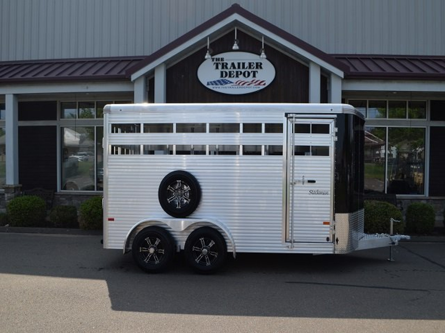 New Sundowner 6’9″ X 16′ LIVESTOCK TRAILER