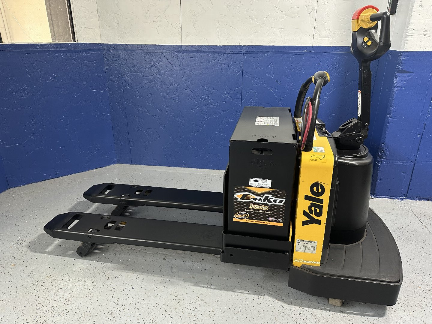 Used 2010 PALLET JACK YALE