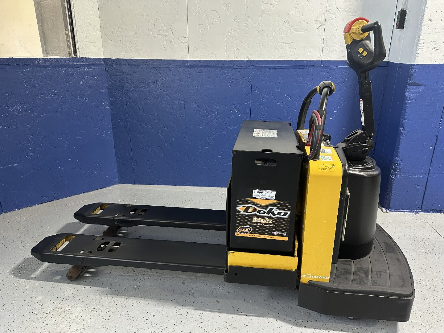 Used 2012 PALLET JACK YALE