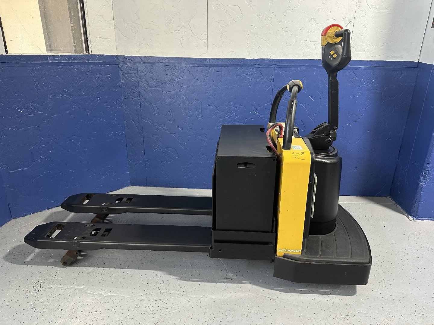 Used 2011 PALLET JACK YALE