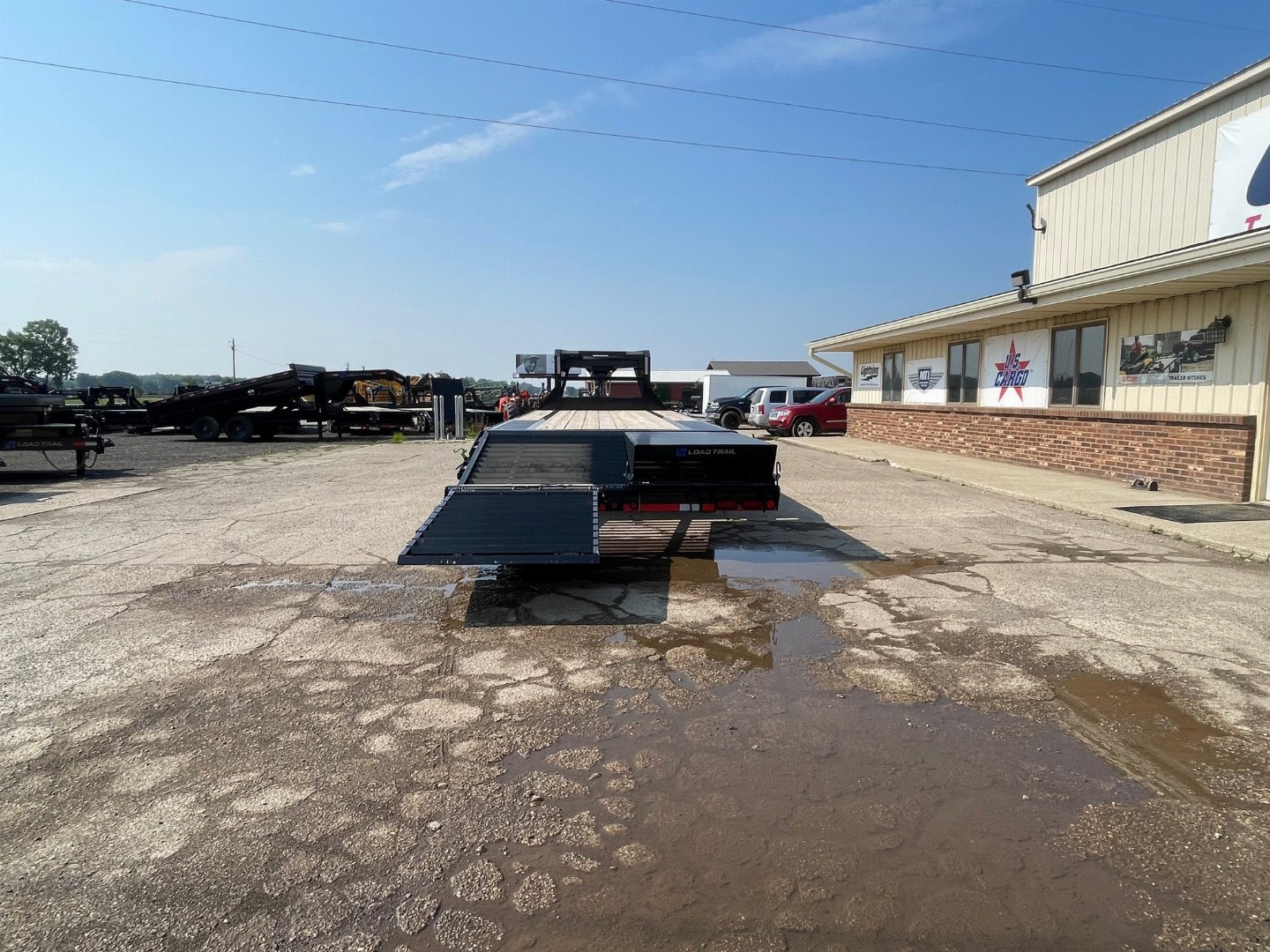 New 2025 LOAD TRAIL 102X25 Standard Gooseneck 14k Trailer w/Max Ramps - OLD STOCK