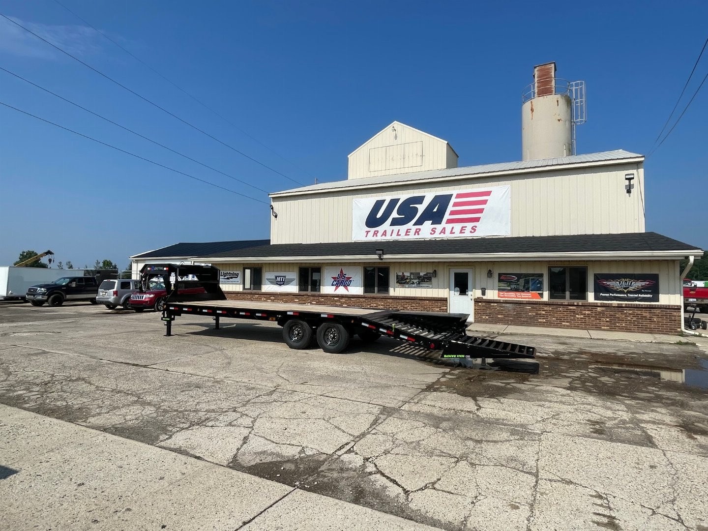 New 2025 LOAD TRAIL 102X25 Standard Gooseneck 14k Trailer w/Max Ramps - OLD STOCK