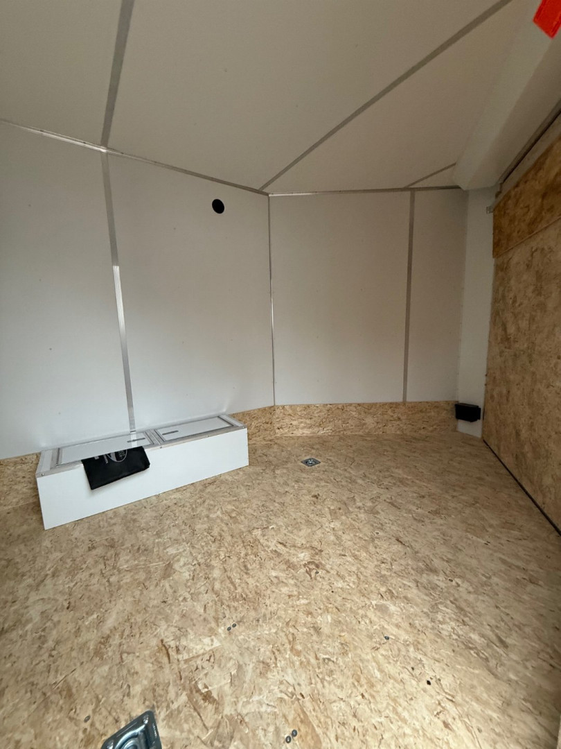 New 2025 LIGHTNING TRAILERS 7.5 x 29 4 Place All Aluminum Trailer with 7ft interior - Premium Package - END OF SEASON PRICE !!