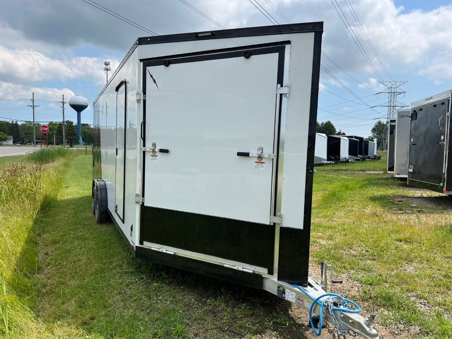 New 2024 LIGHTNING TRAILERS 7.5 x 27 4 Place All Aluminum Trailer with 7ft interior - Premium Package