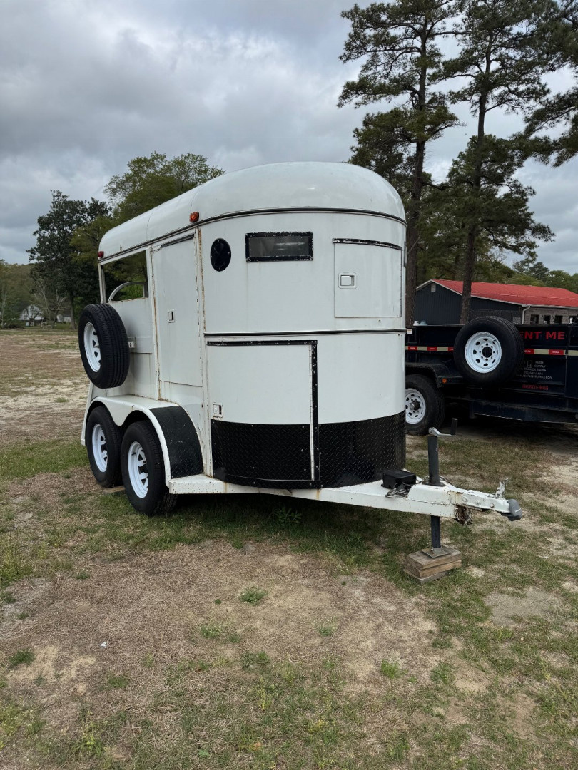 Used 1998 Supreme 2H BP Horse Trailer