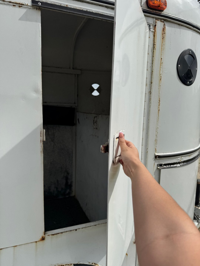 Used 1998 Supreme 2H BP Horse Trailer