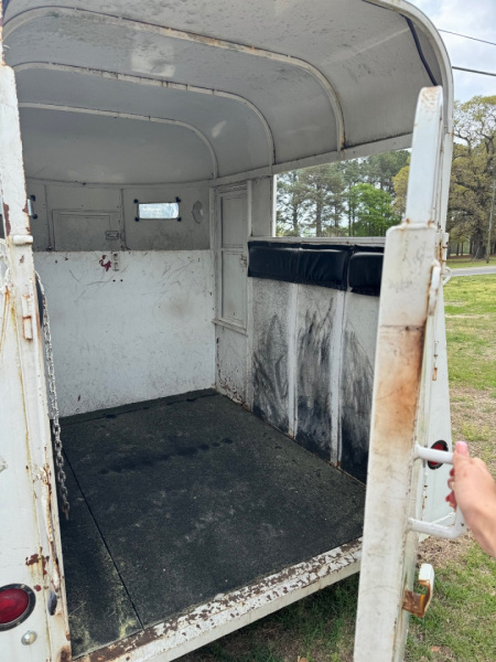 Used 1998 Supreme 2H BP Horse Trailer