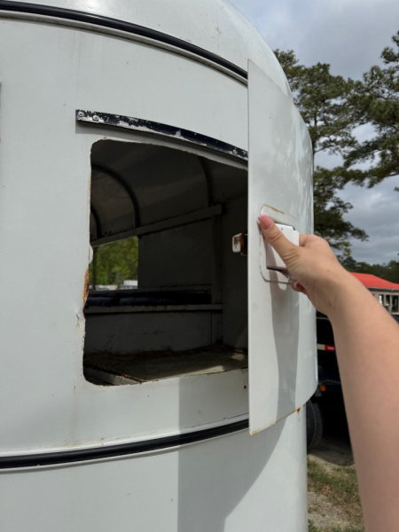 Used 1998 Supreme 2H BP Horse Trailer