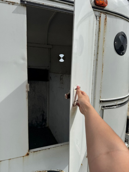 Used 1998 Supreme 2H BP Horse Trailer