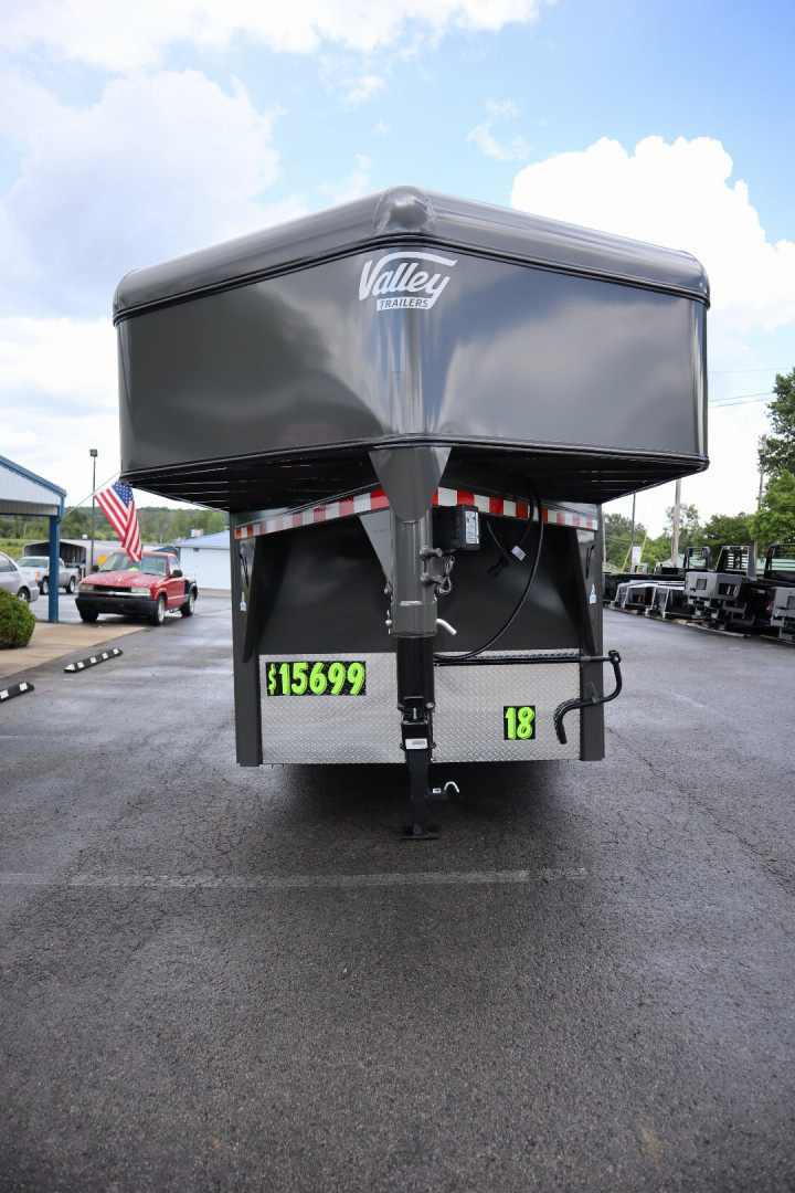 New 2026 Valley Trailers 3920 6'8"x18'x7' 3-Horse Thoroughbred Slant Gooseneck Horse Trailer