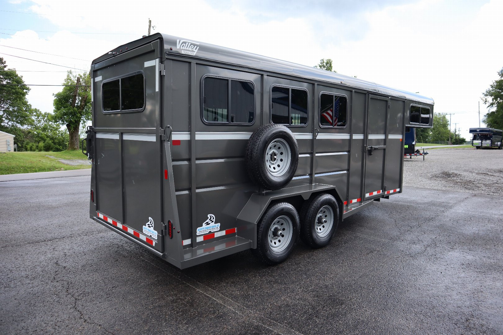 New 2026 Valley Trailers 3920 6'8"x18'x7' 3-Horse Thoroughbred Slant Gooseneck Horse Trailer