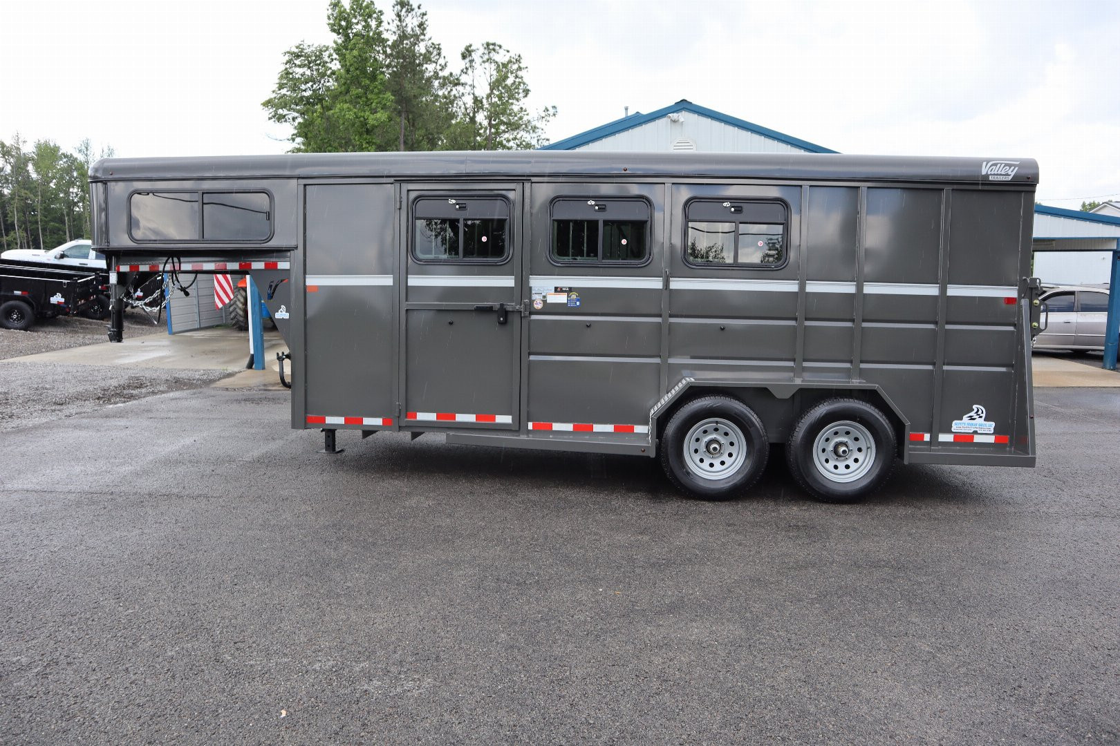 New 2026 Valley Trailers 3920 6'8"x18'x7' 3-Horse Thoroughbred Slant Gooseneck Horse Trailer