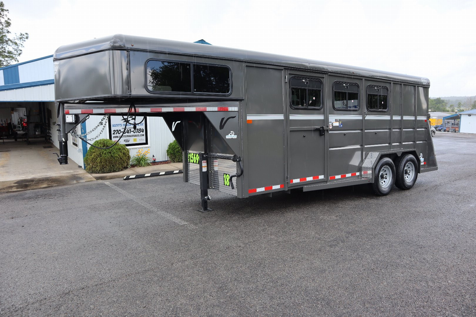 New 2026 Valley Trailers 3920 6'8"x18'x7' 3-Horse Thoroughbred Slant Gooseneck Horse Trailer
