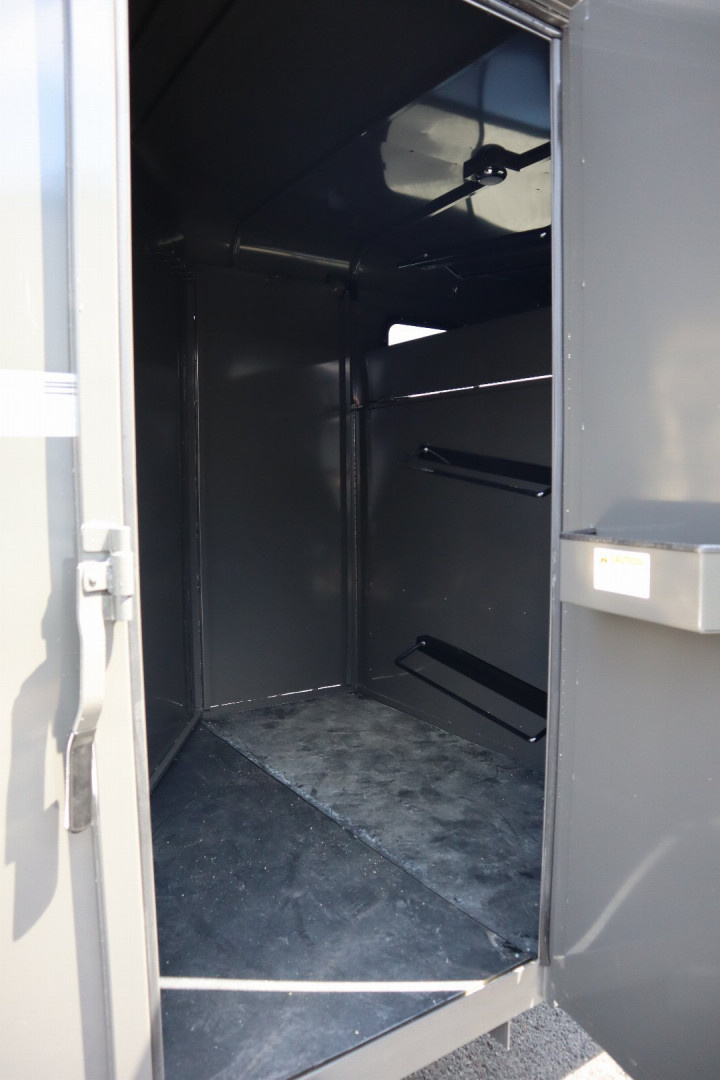 New 2026 Valley Trailers 3920 6'8"x18'x7' 3-Horse Thoroughbred Slant Gooseneck Horse Trailer