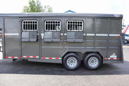 New 2026 Valley Trailers 3920 6'8"x18'x7' 3-Horse Thoroughbred Slant Gooseneck Horse Trailer