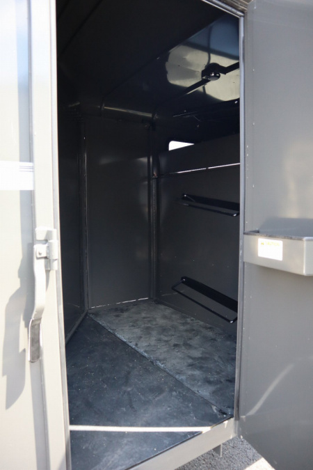 New 2026 Valley Trailers 3920 6'8"x18'x7' 3-Horse Thoroughbred Slant Gooseneck Horse Trailer