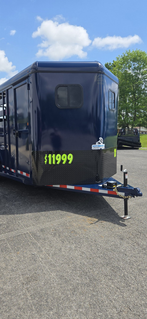 New 2026 Valley Trailers 18' 3-Horse Slant w/ Tack