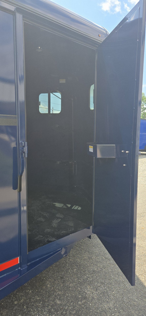 New 2026 Valley Trailers 18' 3-Horse Slant w/ Tack