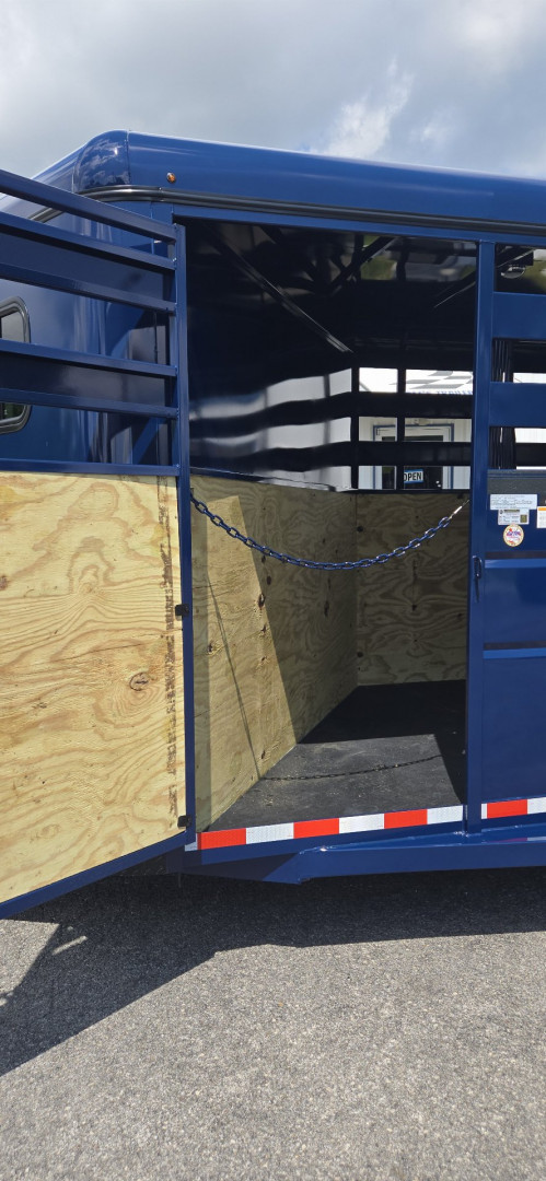 New 2026 Valley Trailers 18' 3-Horse Slant w/ Tack