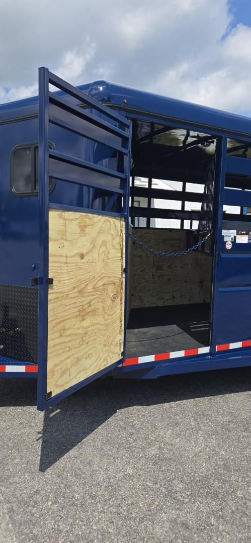 New 2026 Valley Trailers 18' 3-Horse Slant w/ Tack