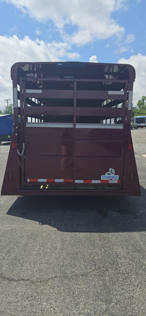 New 2026 Valley Trailers18' 3-Horse Slant w/ Tack