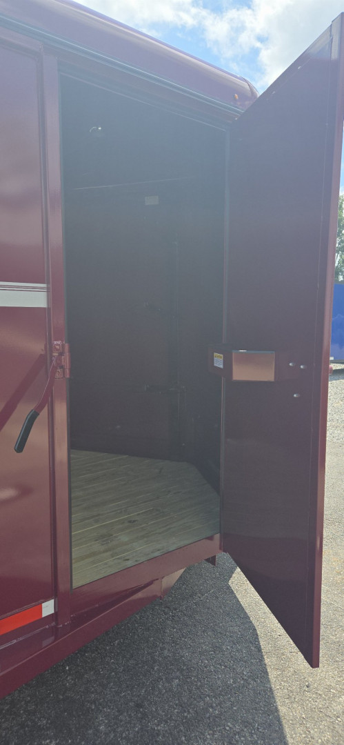 New 2026 Valley Trailers18' 3-Horse Slant w/ Tack