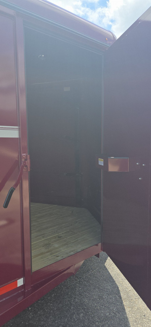 New 2026 Valley Trailers18' 3-Horse Slant w/ Tack