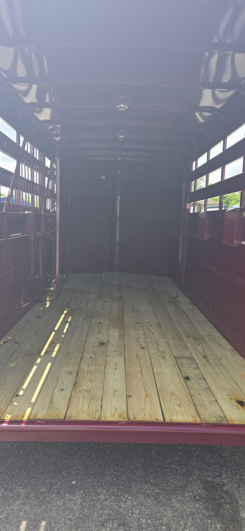 New 2026 Valley Trailers18' 3-Horse Slant w/ Tack