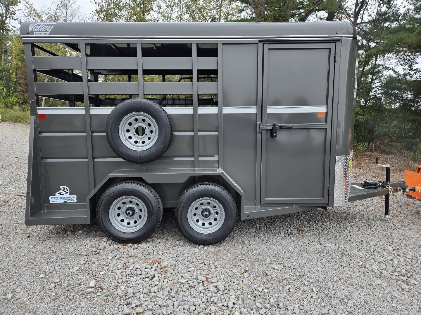 New 2025 VALLEY TRAILERS 2 Horse Economy Slant 14' x 6'8" x 7' (2800) Stock / Stock Combo Trailer