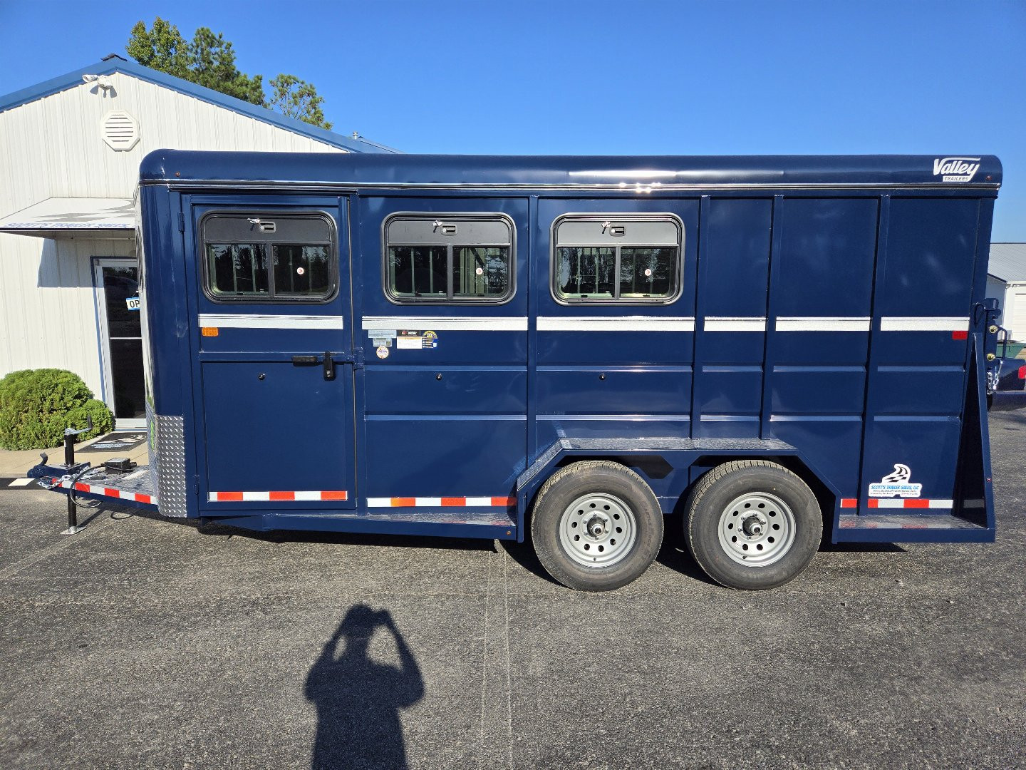 New 2025 VALLEY TRAILERS 3 Horse Slant Tack 18' x 6'8" x 7' (3820) Thoroughbred Stock / Stock Combo Trailer