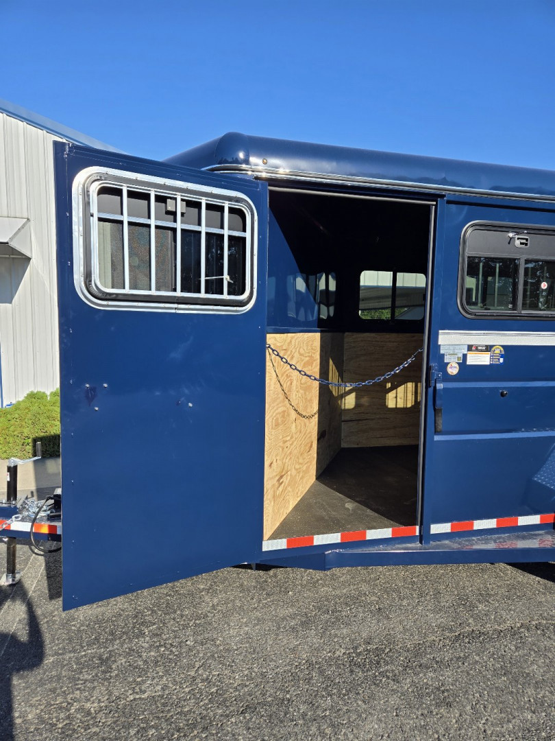 New 2025 VALLEY TRAILERS 3 Horse Slant Tack 18' x 6'8" x 7' (3820) Thoroughbred Stock / Stock Combo Trailer