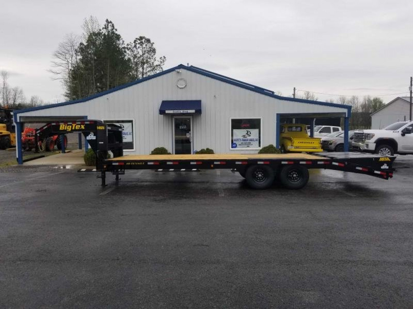 New 2024 Big Tex Trailers 20' Flatbed Gooseneck Trailer w/ 5' Mega Ramps