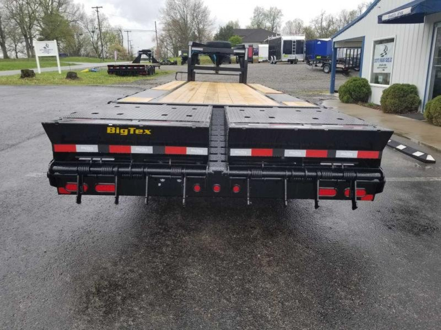 New 2024 Big Tex Trailers 20' Flatbed Gooseneck Trailer w/ 5' Mega Ramps