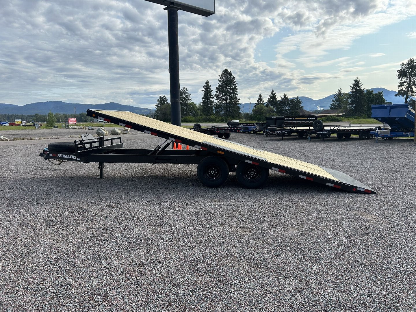 New 2026 PJ 22' Deckover Tilt Trailer (14k)