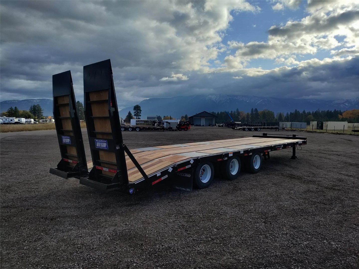 New 2025 Felling Trailers 32' Air Ramp Flatbed Trailer