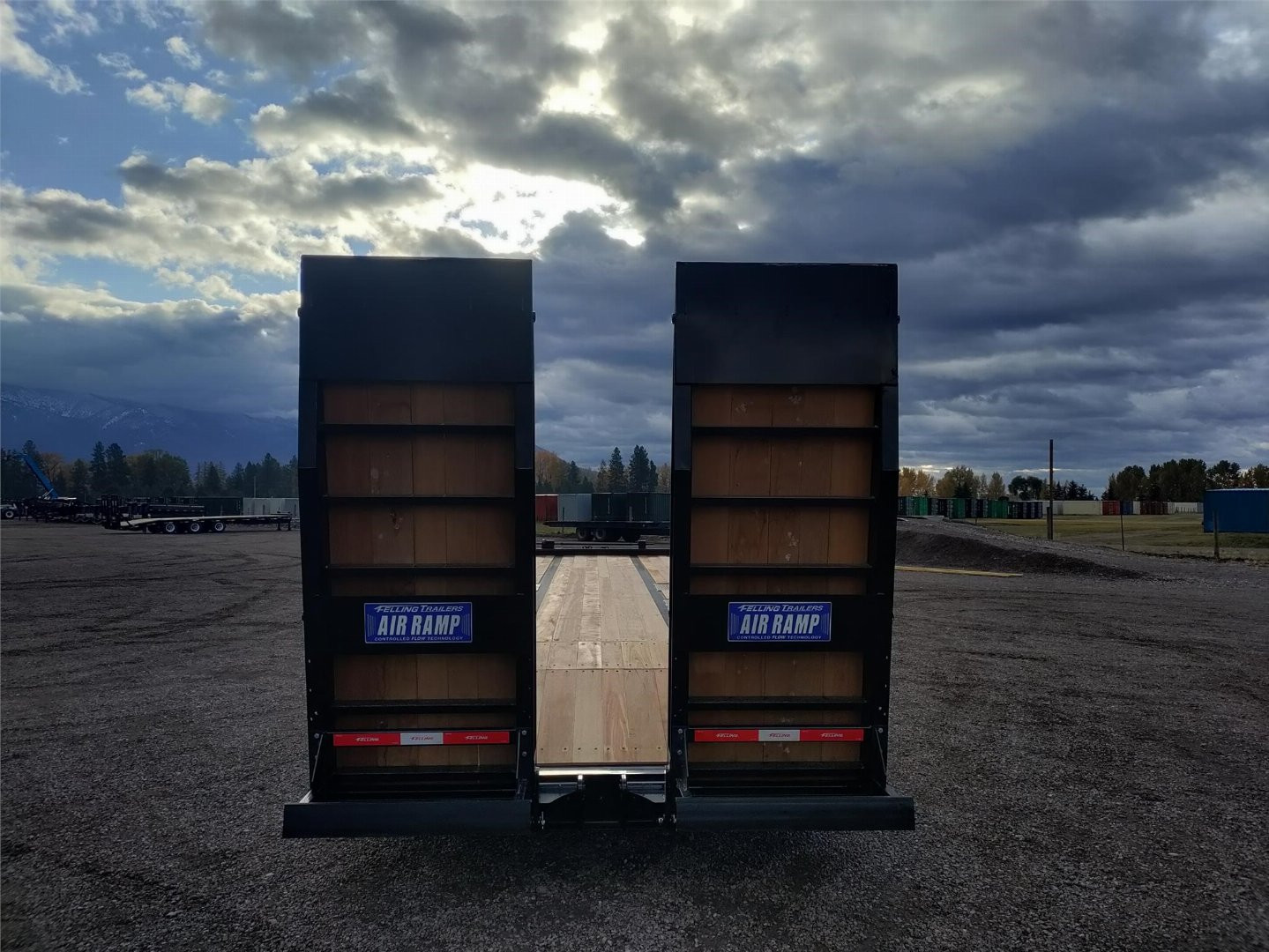 New 2025 Felling Trailers 32' Air Ramp Flatbed Trailer