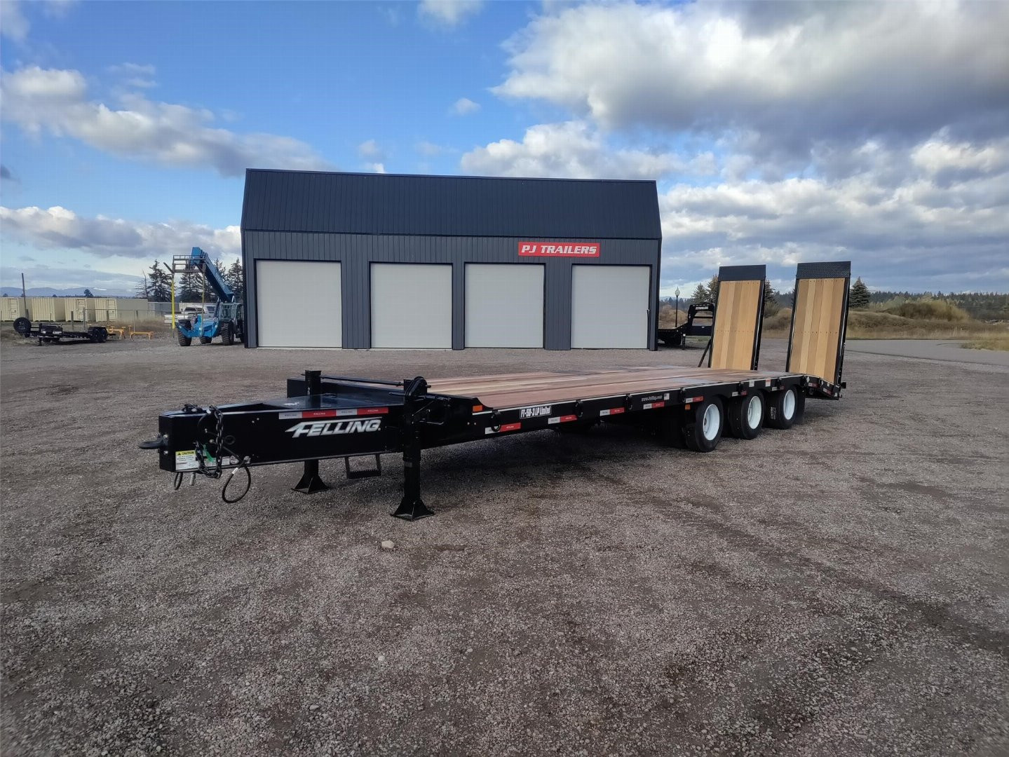 New 2025 Felling Trailers 32' Air Ramp Flatbed Trailer