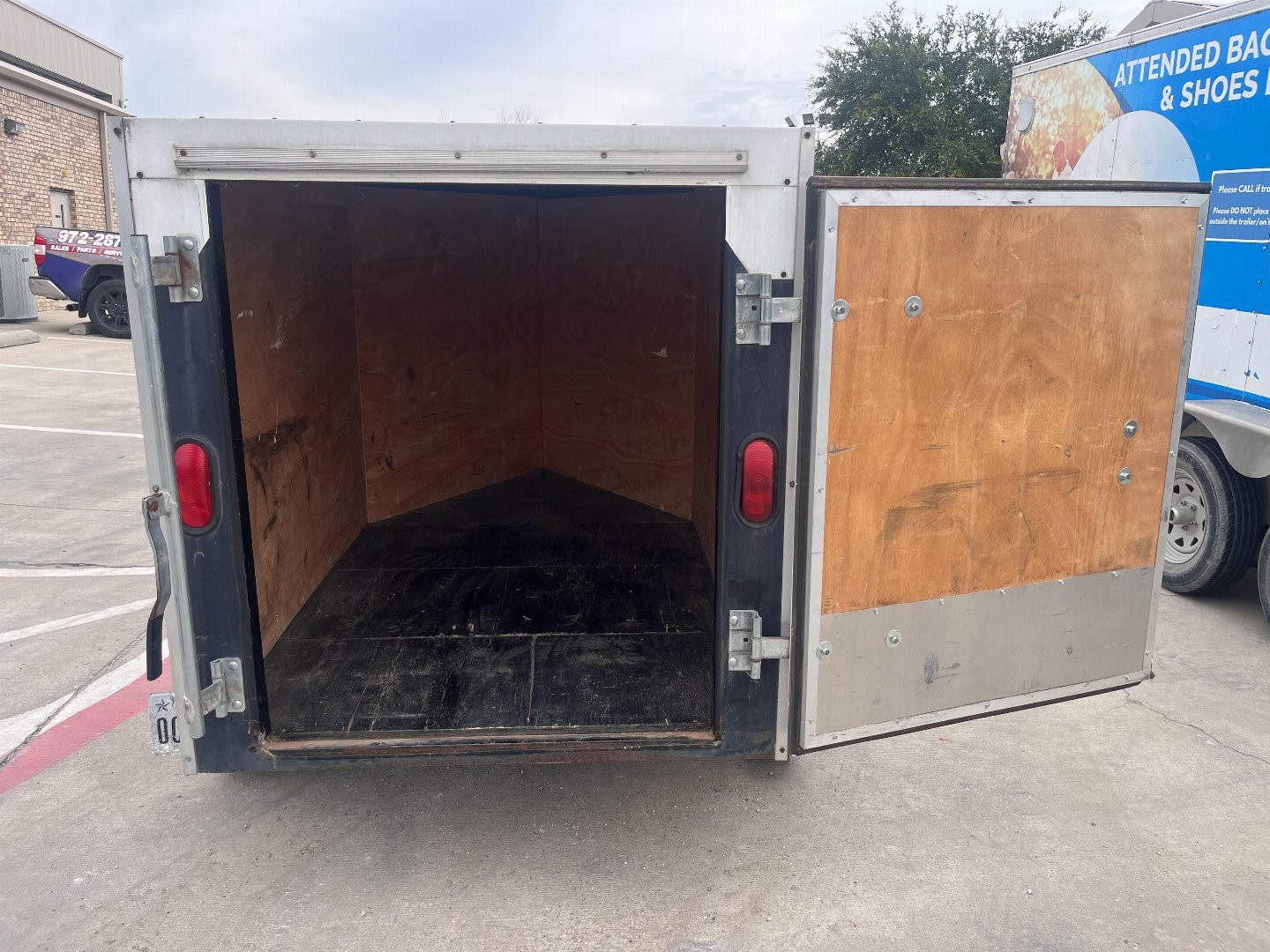 Used 2006 LoneStar Trailer Mfg 4x6 V nose Cargo / Enclosed Trailer
