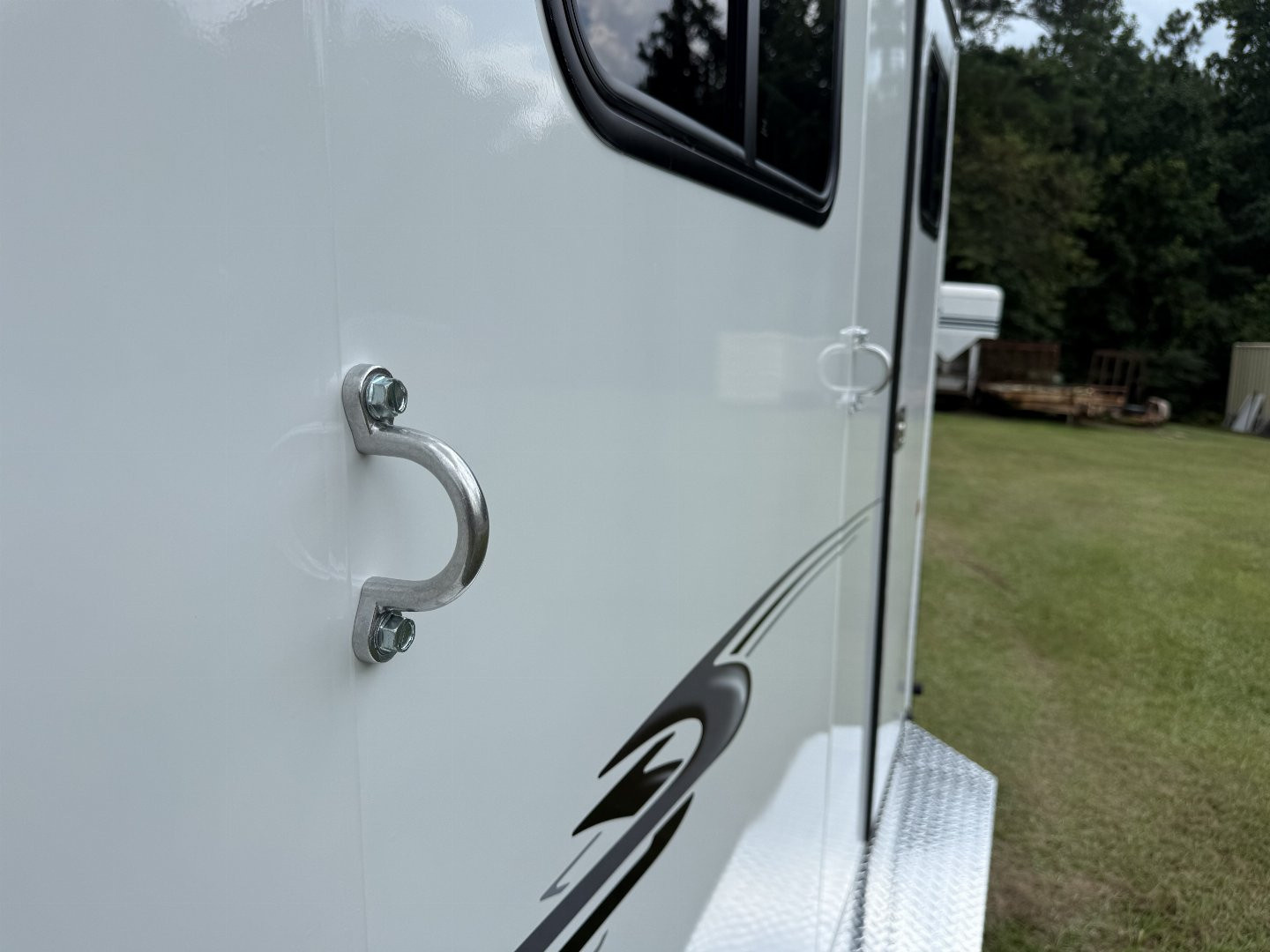 New 2026 Bee 3 Horse Chief W/DR Horse Trailer