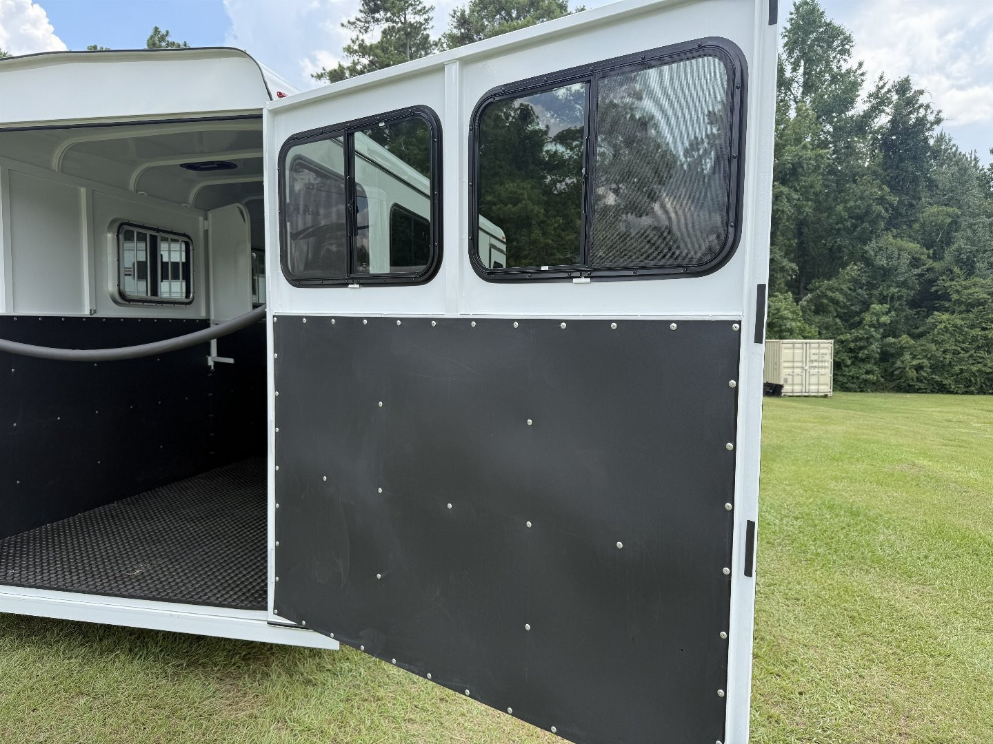 New 2026 Bee 3 Horse Chief W/DR Horse Trailer