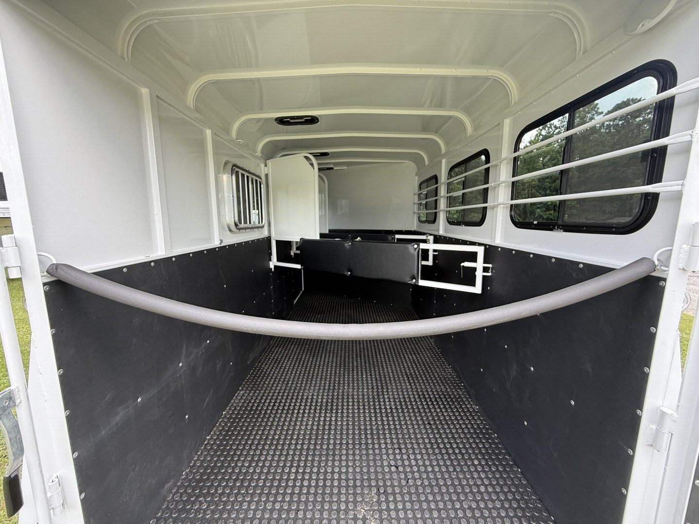 New 2026 Bee 3 Horse Chief W/DR Horse Trailer